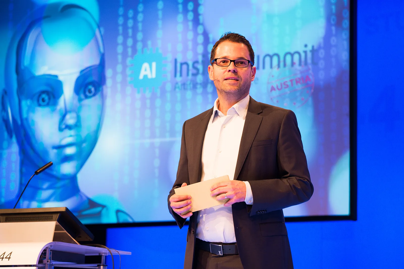 Speaker auf der Bühne beim AI Inside Summit